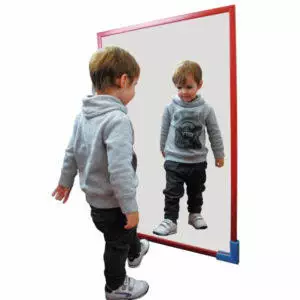 Espejo infantil con marco de madera