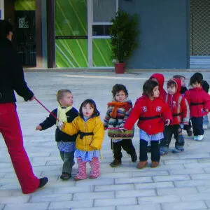 cuerda de trasnporte de niños con cinturon de seguridad