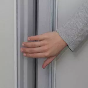 antipilladedos transparente para puertas