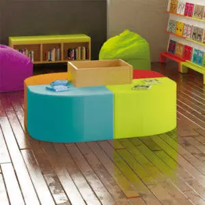 Biblioteca infantil con puffs y librero
