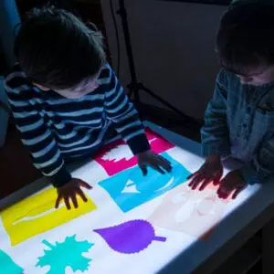 Mesa de luz Montessori para niños, juguetes educativos, materiales  transparentes Montessori, Panel de luz LED, juguetes